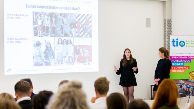 Studenten adviseren kleertjes.com tijdens finale E-commerceweek