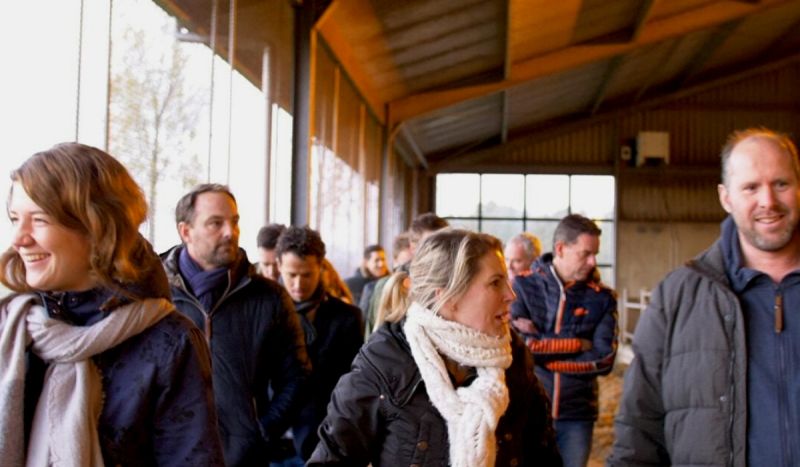Groep experts loopt in een loods