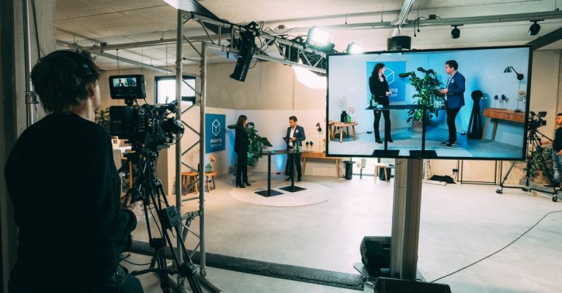 Camera die twee personen filmt