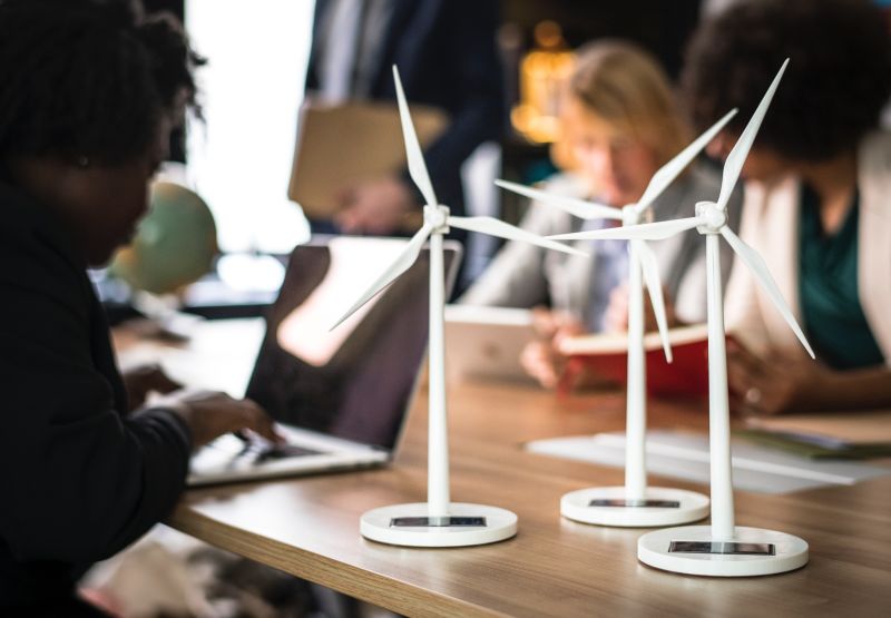 Mensen in vergadering met windmolens