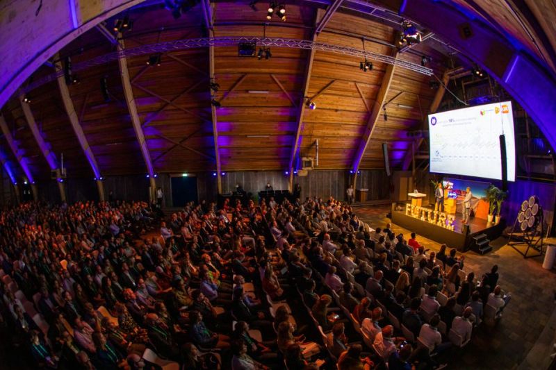Mensen kijken in een zaal naar een presentatie