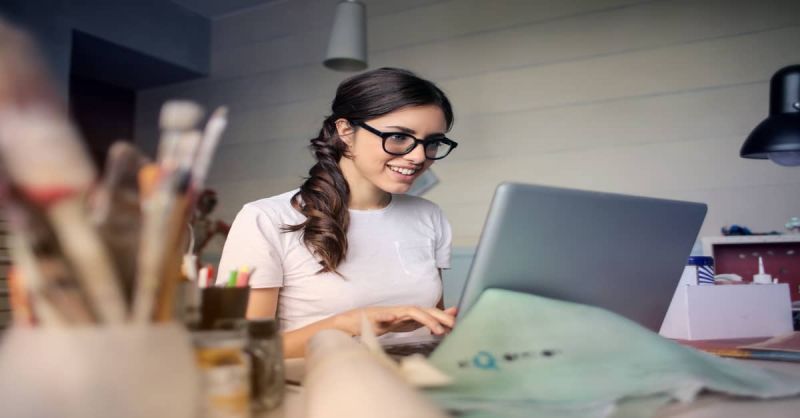 Vrouw typt op laptop