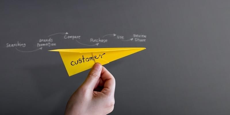 Papieren vliegtuig met de tekst: customer