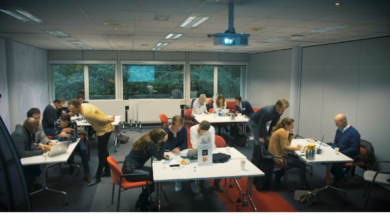 Mensen kijk in groepjes naar opdracht