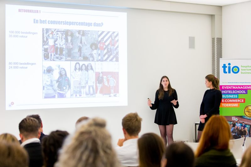 Studenten Tio geven presentatie