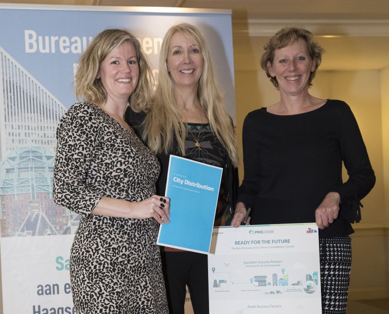 Bluepaper wordt overhandigd