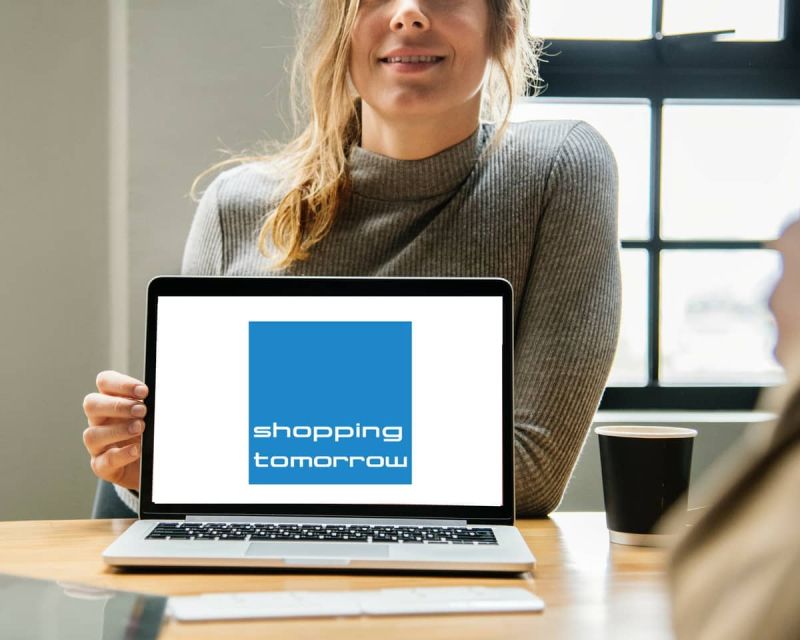Vrouw laat laptopscherm zien met ShoppingTomorrow-logo
