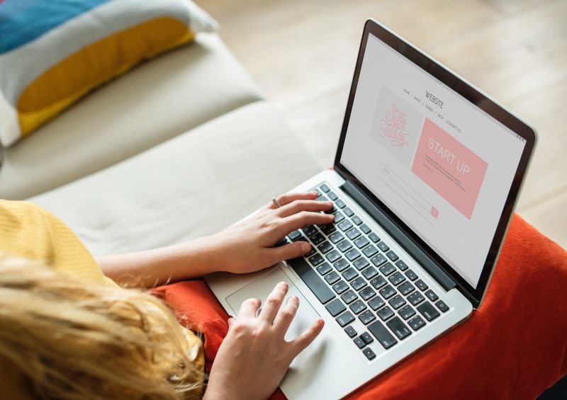 Vrouw achter laptop bezoekt website