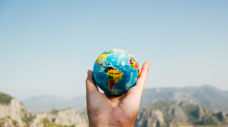 Wereldbol in een hand
