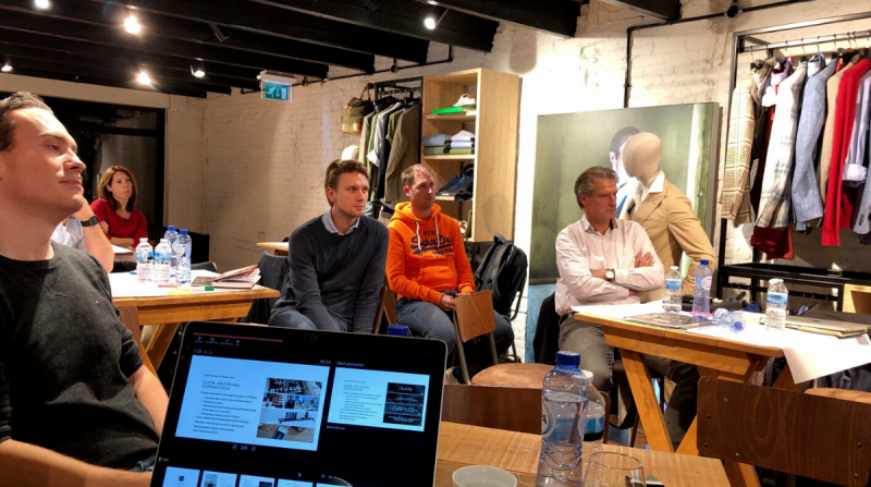 Experts kijken naar een presentatie